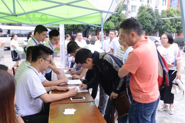 來自省內(nèi)外的700余名教師齊聚雙流中學