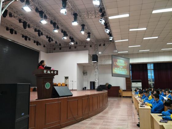  年級(jí)組長(zhǎng)郝老師宣讀獲獎(jiǎng)學(xué)生名單