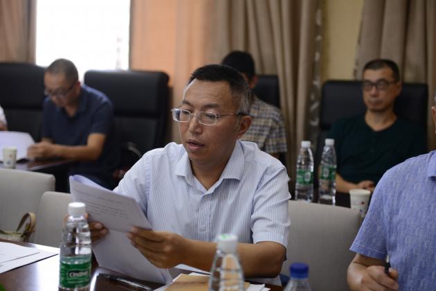 棠湖外國(guó)語(yǔ)學(xué)校高三年級(jí)組長(zhǎng)胡俊明發(fā)言