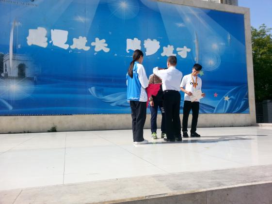 熊偉校長為田徑健兒們頒獎