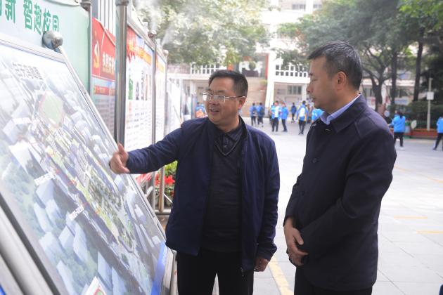 龍校長為介紹雙流中學(xué)一期改建項目進展情況
