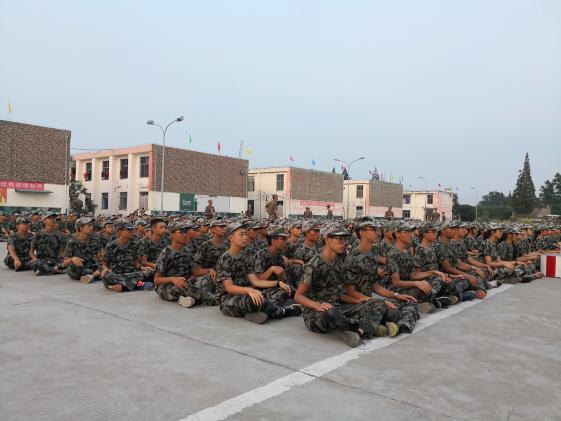 席地而坐學(xué)習(xí)法律知識(shí)