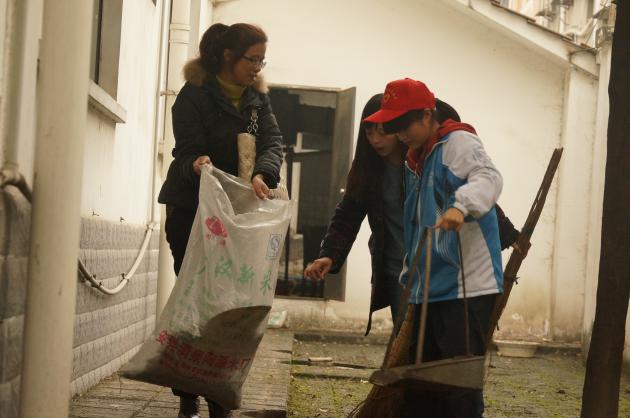 志愿者幫老人打掃衛(wèi)生