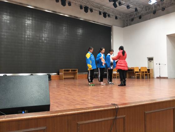 年級(jí)付老師為年級(jí)優(yōu)秀學(xué)生頒發(fā)獎(jiǎng)狀