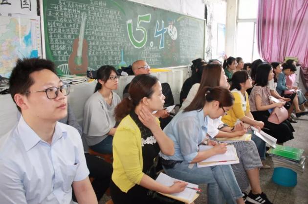 專心聽課的教師