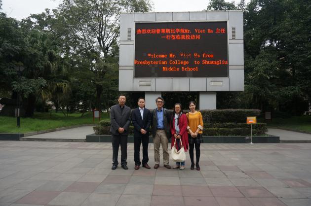 Mr. Viet Ha主任（中）校園留影