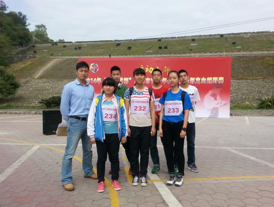 教練員伍星和參賽隊員合影