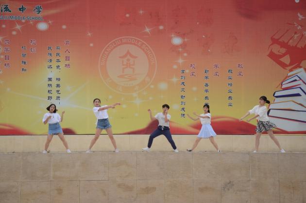 團(tuán)委社聯(lián)舞蹈社同學(xué)國旗下展示