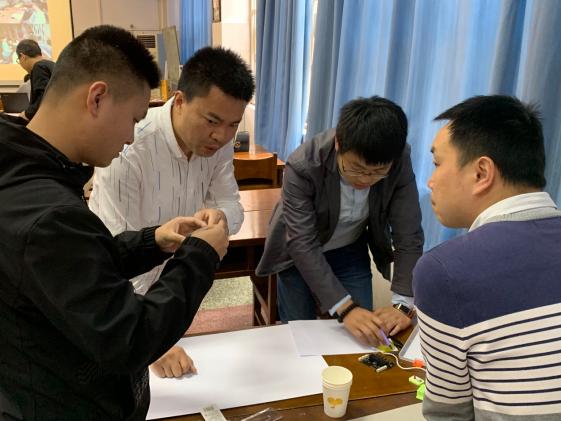 創(chuàng)客教育培訓(xùn)導(dǎo)師張子紅指導(dǎo)參培教師完成創(chuàng)意項目實踐