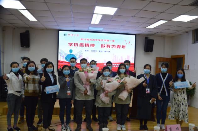 與三位醫(yī)生合影