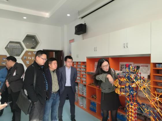 參觀STEAM實(shí)驗(yàn)室