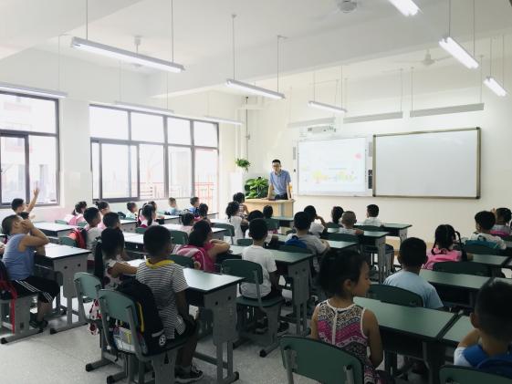 一年級1班的孩子們認真聆聽劉老師的教誨