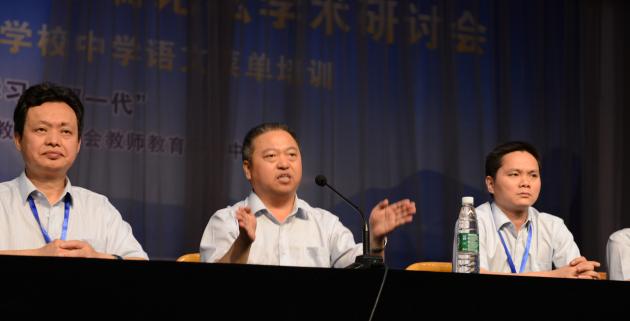 熊偉校長在家長咨詢會(huì)上講話