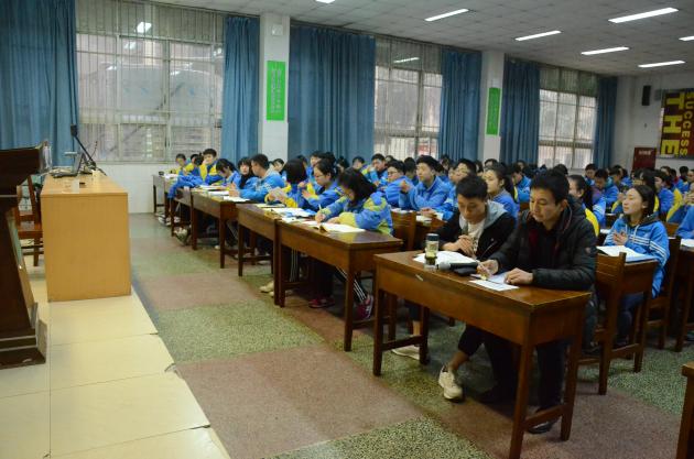 參加會議的團(tuán)委老師和全體團(tuán)委學(xué)生成員