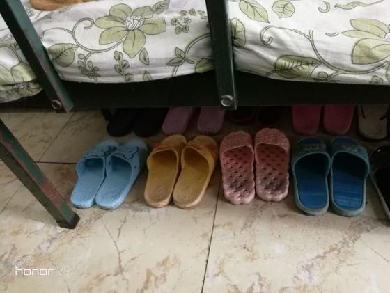 整齊擺放的拖鞋