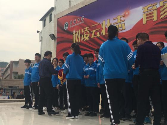 龍校長、楊主任為高一年級學(xué)生會成員頒發(fā)工作徽章