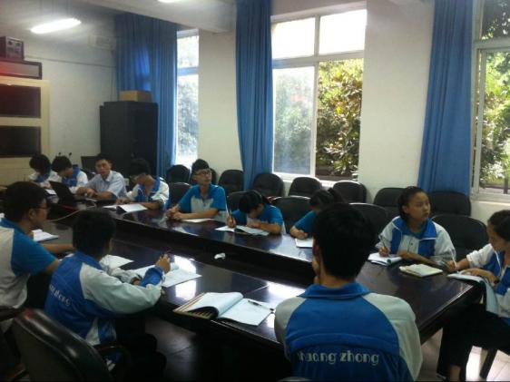 學生干部積極發(fā)言