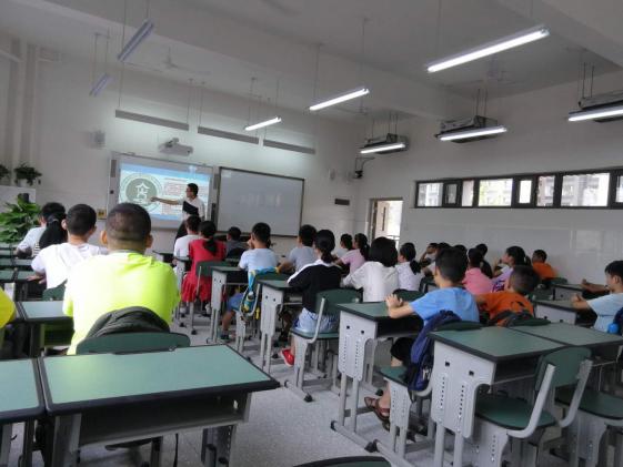 何老師給七年級1班的同學們講解校園文化