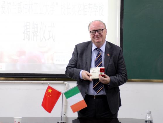 保羅副校長接受我方禮物