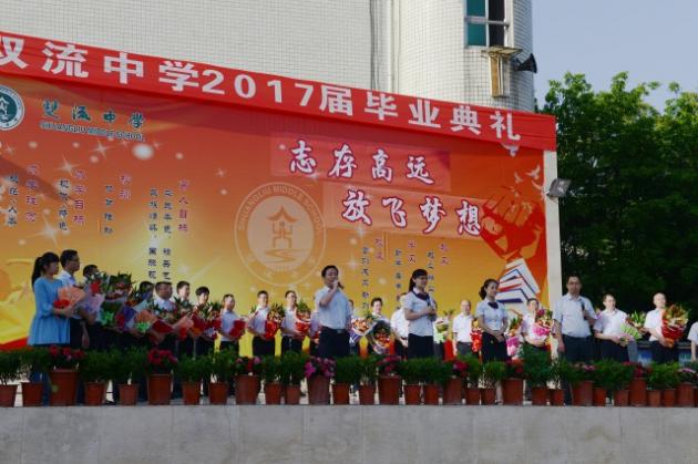 全體班主任為全體學(xué)生加油助威