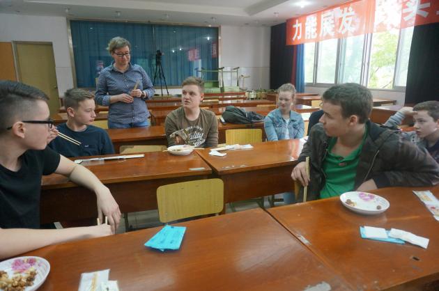 文化課上學(xué)用筷子