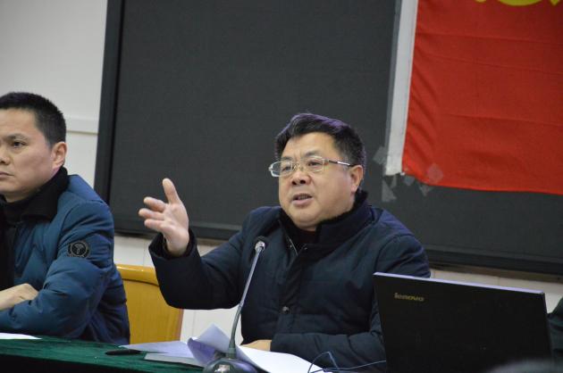 黨總支書記龍清明作報告