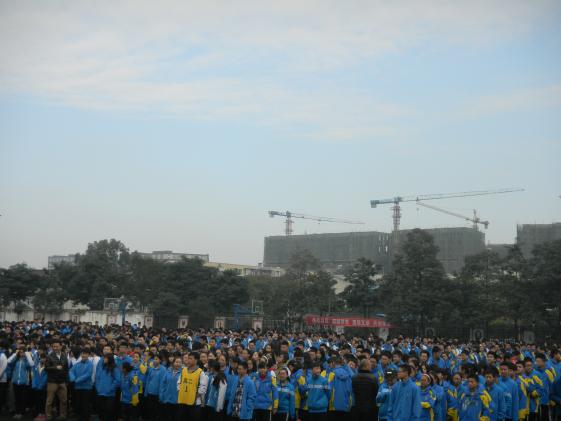 學生緊急撤離到安全地帶