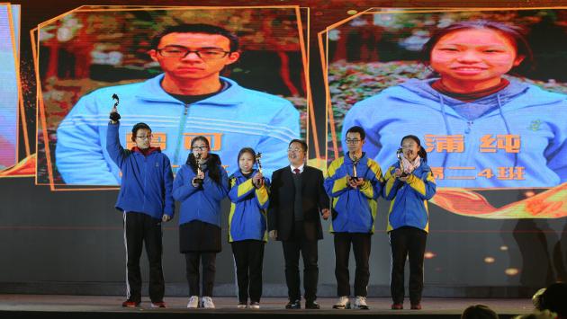 龍校長(zhǎng)為優(yōu)秀學(xué)生頒獎(jiǎng)