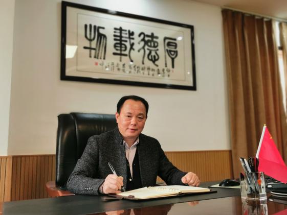 成都市新津中學校長萬遠洪