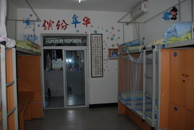 同學(xué)們五彩繽紛的寢室生活