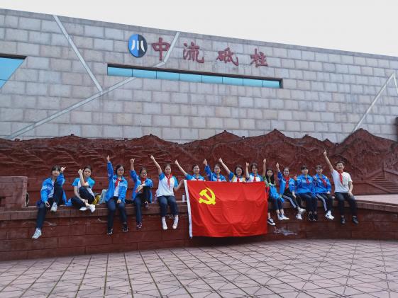 我們和黨旗拍張照