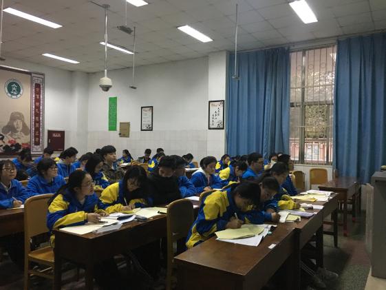 學(xué)生認(rèn)真聆聽