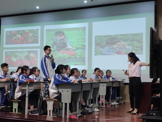 郝碧婭與學(xué)生互動(dòng)