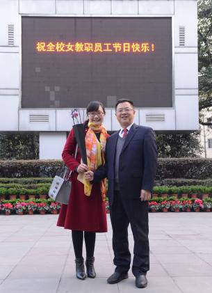 龍校長獻(xiàn)上真摯的祝福