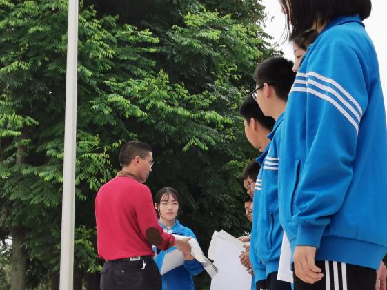 向書記為獲獎班級頒獎