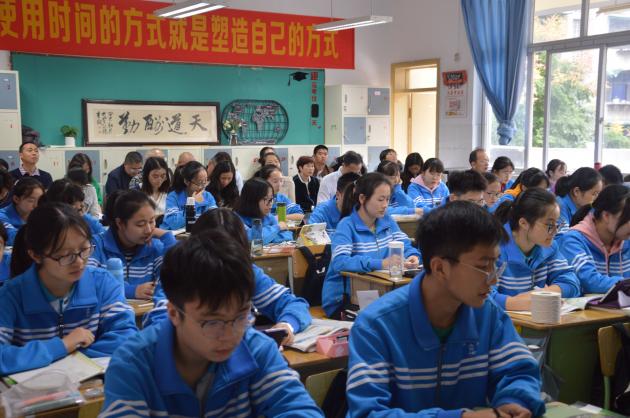 認(rèn)真聽課的師生