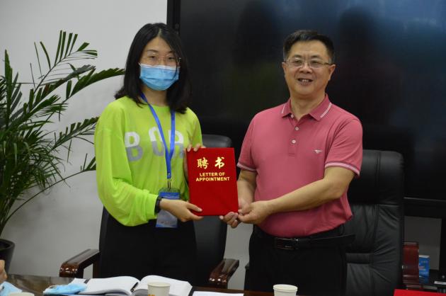 為外聘教師頒發(fā)聘書