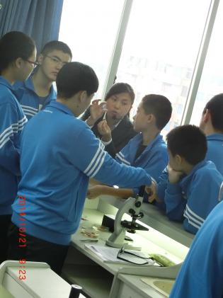 學(xué)生針對自己的問題進(jìn)行實(shí)驗(yàn)探究