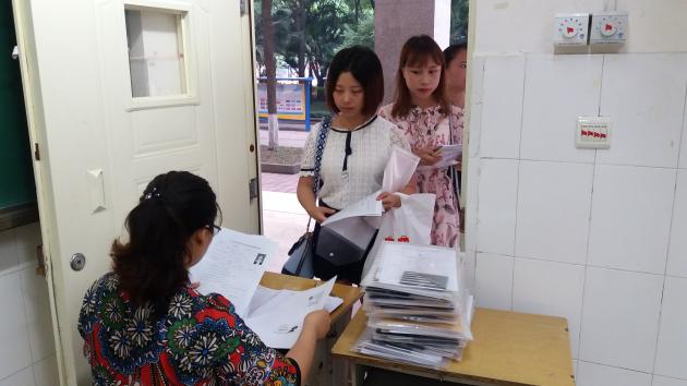 工作人員仔細(xì)審核應(yīng)聘材料