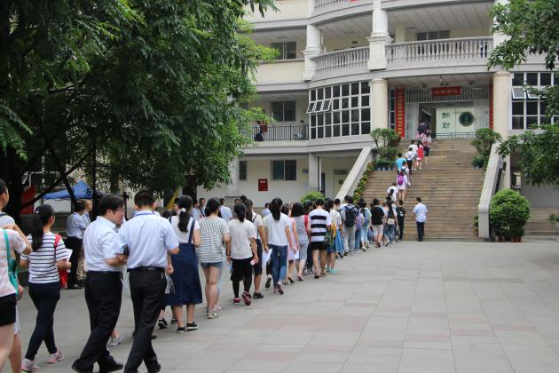 考生入場 秩序井然2