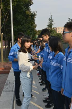 團(tuán)委張茜老師為優(yōu)秀干事頒獎(jiǎng)