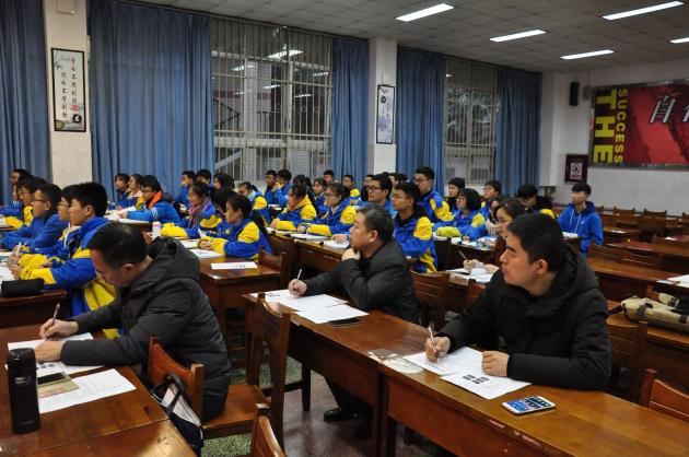 評(píng)委認(rèn)真聽課