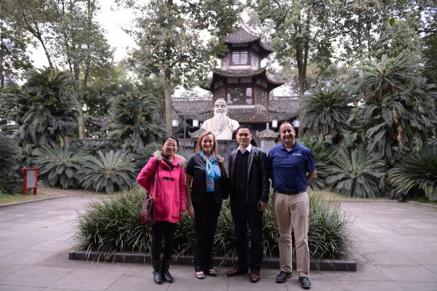 鐘樓前合影留念