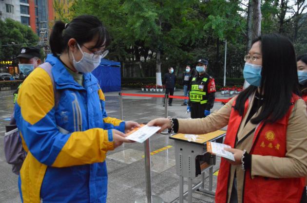 發(fā)放“奮進(jìn)號(hào)”航班機(jī)票