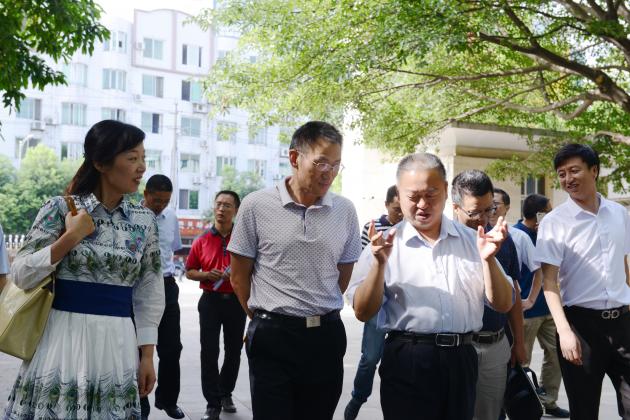 市領(lǐng)導(dǎo)來(lái)到學(xué)校