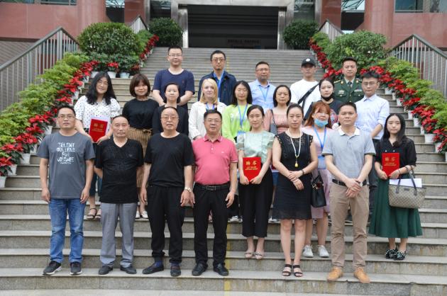 龍清明校長及部分學校領導與外聘教師合影