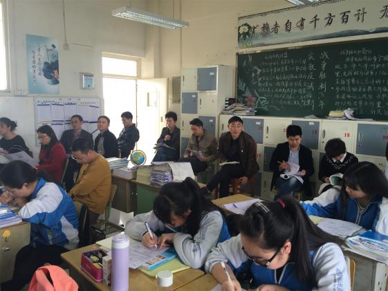 地理老師們認真聽課