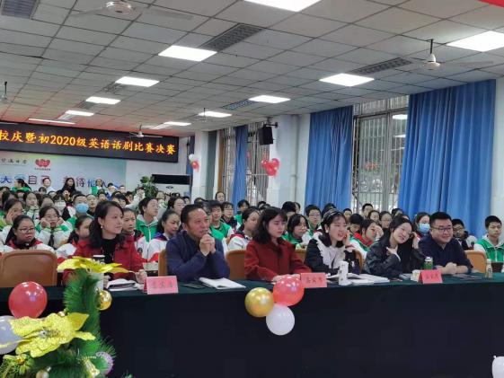 評委老師和同學們欣賞精彩話劇