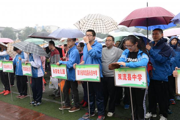 冒雨參加開幕式 