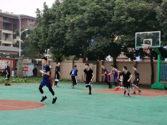 團結(jié)協(xié)作，頑強拼搏的隊員